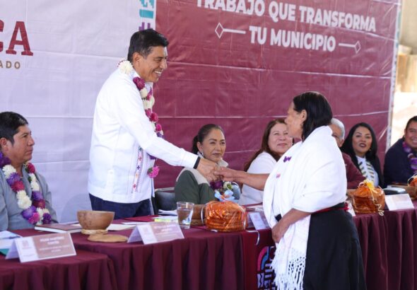 Equipa Salomón Jara 3 escuelas de San Pedro Mixtepec con computadoras y mobiliario 3