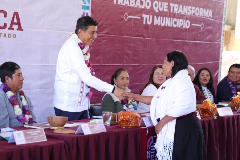 Equipa Salomón Jara 3 escuelas de San Pedro Mixtepec con computadoras y mobiliario 3