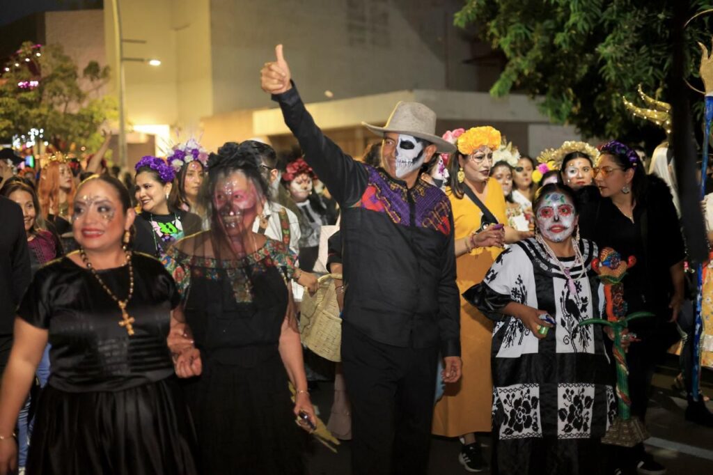 Las calles de Oaxaca se llenan de vida con la Gran Comparsa del Día de Muertos (16)
