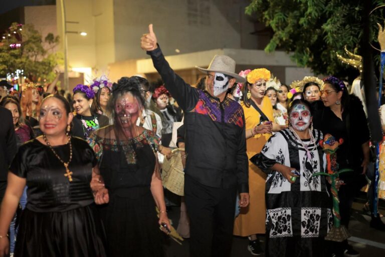 Las calles de Oaxaca se llenan de vida con la Gran Comparsa del Día de Muertos (16)