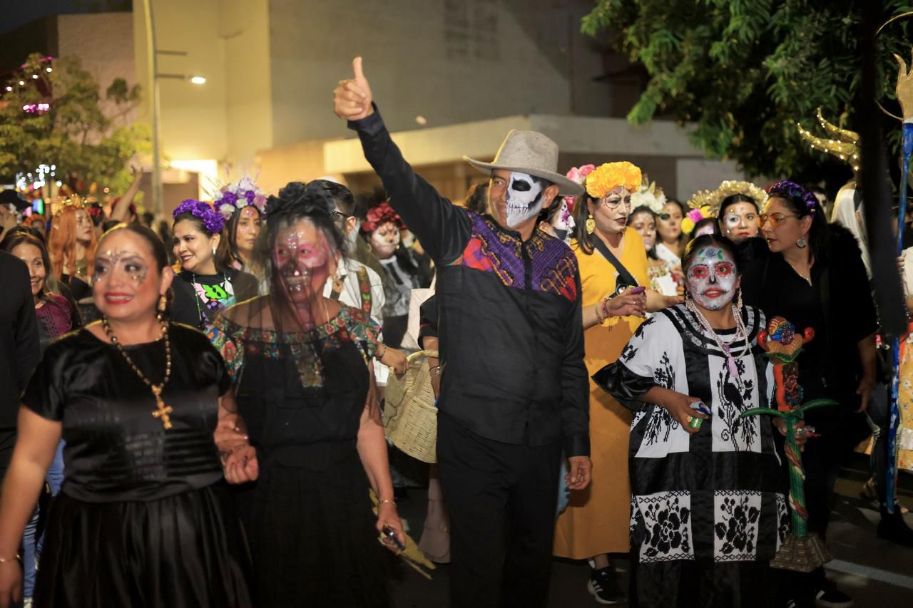 Las calles de Oaxaca se llenan de vida con la Gran Comparsa del Día de Muertos (16)