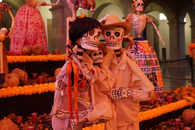 thumbnail_Cerca de 15 mil personas visitaron el Altar Monumental de Palacio de Gobierno (1)